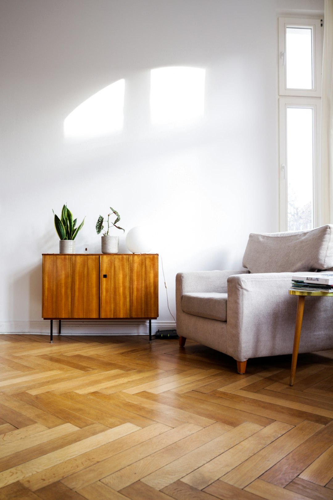 our-story Minimalist interior design, wiht plants and sunrays. Photo by Beazy cofounder @elvira.nisman.
Available for rent for your next photoshoot or production via beazy.co.